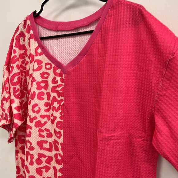 💥3/$15💥 NEW - Rose Cheetah Patchwork Short Sleeve Top - Size Small - Picture 9 of 11